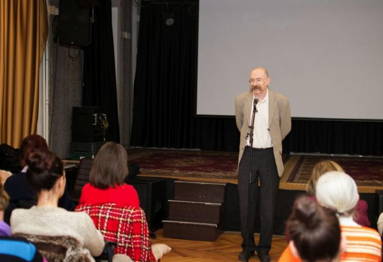 Lílávadzsra előadást tart a Kossuth Klubban, 2013